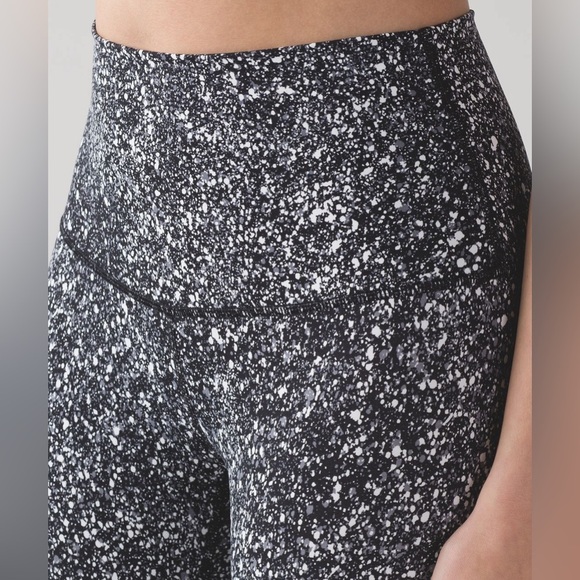 Lululemon Wunder Under Pant (Hi-Rise)
Splatter White Black Size 4 EUC - Picture 7 of 9